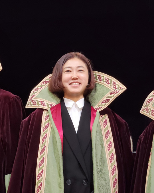 김유미 GS리테일 와인 전문 MD가 프랑스에서 와인 기사 작위를 받으며 활짝 웃고 있다. GS25 제공